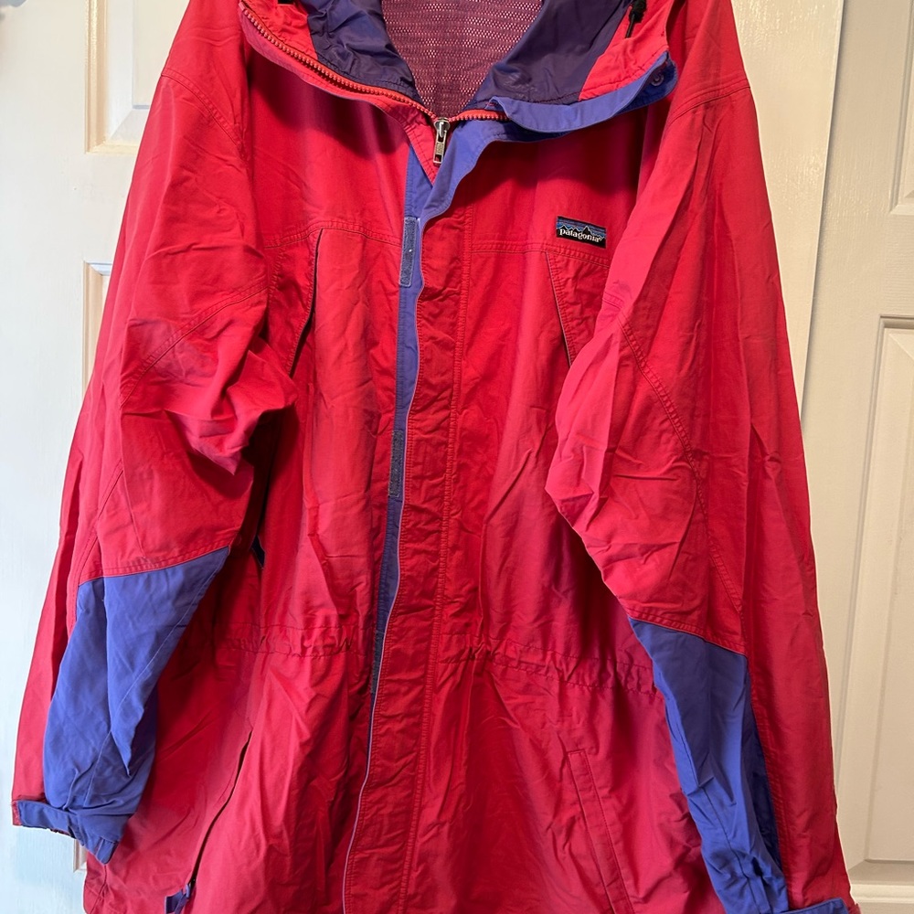 PATAGONIA Ski Jacket w attached hood. 4 front & 1 inside zippered pockets.
